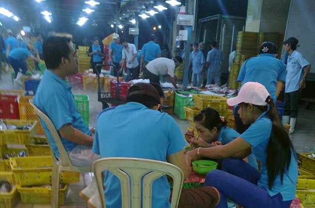 Gian nan kiếm tiền giữa đêm khuya ở chợ đầu mối
