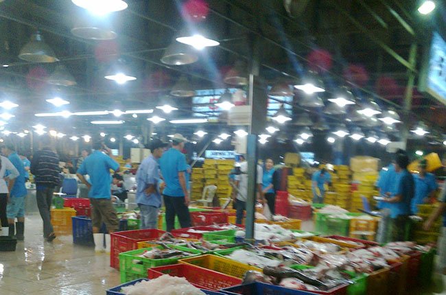 Gian nan kiếm tiền giữa đêm khuya ở chợ đầu mối