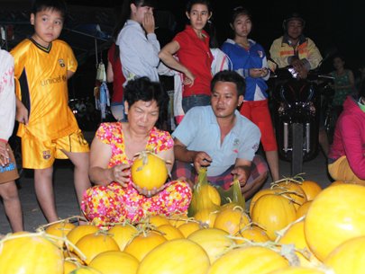 Hết mùa hoa, dưa hấu Tết: người trồng lãi to, kẻ bán than lỗ