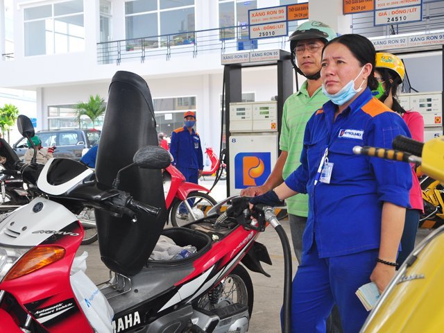 Vì sao giá xăng Việt Nam cao hơn ở Mỹ? Vì sao giá xăng Việt Nam cao hơn ở Mỹ?