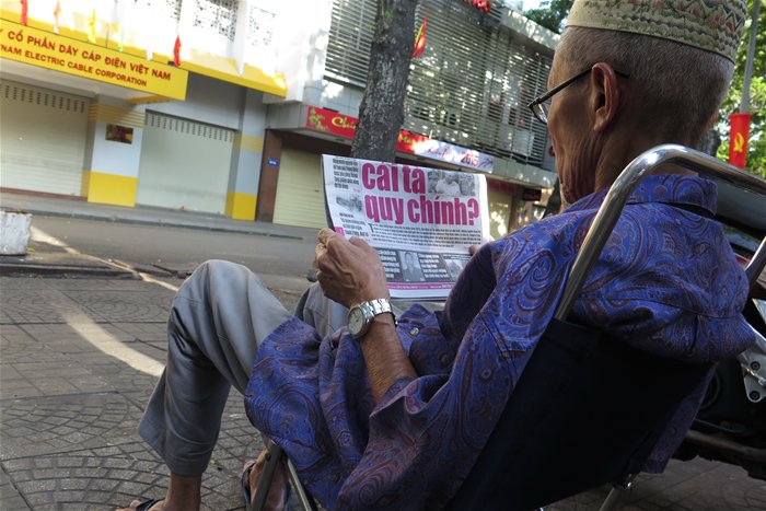 17e48 mot ong lao doc bao