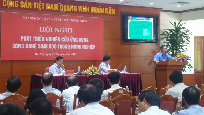 Bộ trưởng NNPTNT (ngoài cùng bên trái) lắng nghe ý kiến của doanh nghiệp sử dụng công nghệ sinh học hiện đại - Ảnh: Thùy Dung