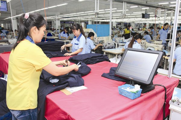 Thử tưởng tượng xã hội sẽ biến động như thế nào nếu hàng triệu lao động trong ngành may mặc mất việc vì robot? Ảnh: Thành Hoa