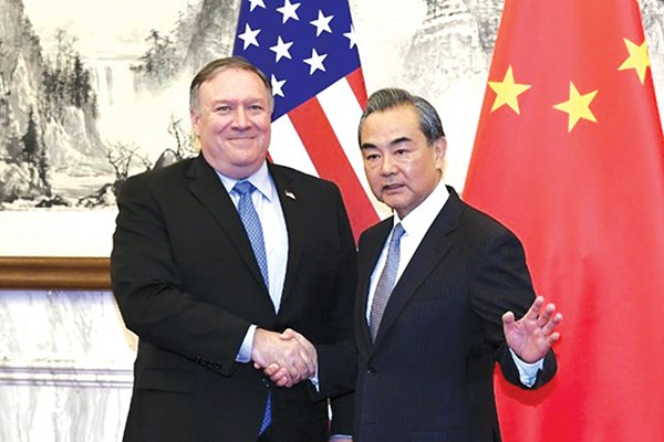 Bộ trưởng Mỹ Mike Pompeo và Bộ trưởng Ngoại giao Trung Quốc Vương Nghị.